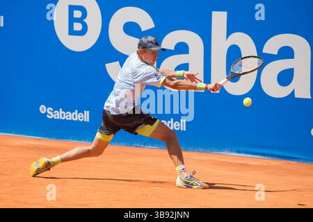 19. April 2023, Barcelona, Spanien: LEX DE MIÃ’AUR holt sich den Ball während eines Spiels gegen ALEXANDER SCHEVCHENKO bei der Barcelona Open Banc Sabadell 2023. Ã LEX DE MIÃ’AUR gewann das Spiel mit 6-0 6:1. (Bild: © Patricia Rodrigues/ZUMA Press Wire) Stockfoto