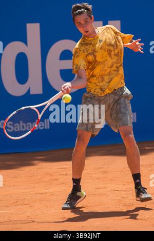 19. April 2023, Barcelona, Spanien: ALEXANDER SHEVCHENKO während eines Spiels gegen Ã LEX DE MIÃ’AUR bei der Barcelona Open Banc Sabadell 2023. Ã LEX DE MIÃ’AUR gewann das Spiel mit 6-0 6:1. (Bild: © Patricia Rodrigues/ZUMA Press Wire) Stockfoto