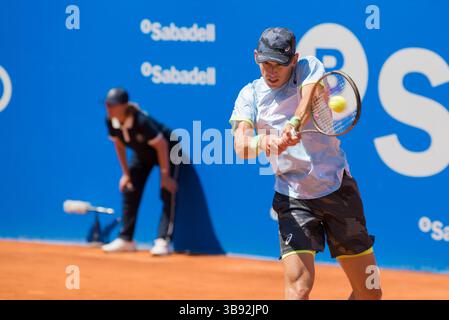 19. April 2023, Barcelona, Spanien: LEX DE MIÃ’AUR trifft den Ball während eines Spiels gegen ALEXANDER SHEVCHENKO bei der Barcelona Open Banc Sabadell 2023. Ã LEX DE MIÃ’AUR gewann das Spiel mit 6-0 6:1. (Bild: © Patricia Rodrigues/ZUMA Press Wire) Stockfoto