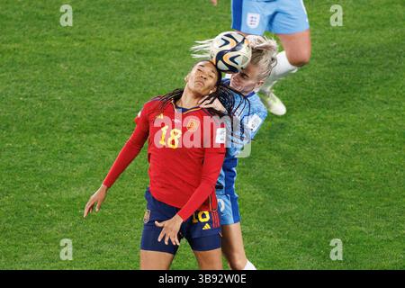 20. August 2023, Melbourne, Australien: SALMA PARALLUELO (18) aus Spanien springt während des Finalspiels der Frauen-Weltmeisterschaft 2023 zwischen Spanien und England im Stadion Australia in Sydney um den Ball. (Bild: © Sydney Low/ZUMA Press Wire) Stockfoto
