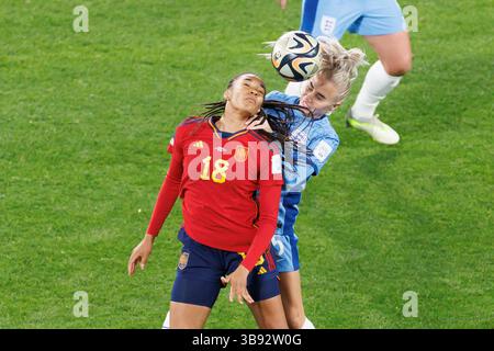 20. August 2023, Melbourne, Australien: SALMA PARALLUELO (18) aus Spanien springt während des Finalspiels der Frauen-Weltmeisterschaft 2023 zwischen Spanien und England im Stadion Australia in Sydney um den Ball. (Bild: © Sydney Low/ZUMA Press Wire) Stockfoto