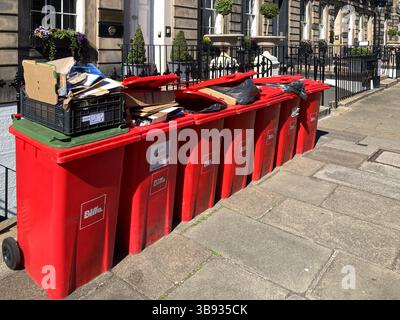 Mülltonnen für gemischte Recyclingabfälle in einer Edinburgh Street, Schottland, Großbritannien Stockfoto