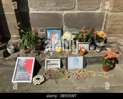 Schrein am Mercatkreuz für Alexej Nawalny, russischer Oppositionsführer, der 2024 im Gefängnis starb, am Parliament Square, Edinburgh Schottland Stockfoto