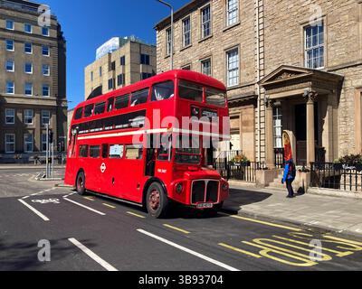Red Bus Bistro Touren in einem klassischen roten Bus, Sightseeing und Nachmittagstee und Champagner, St. Andrew Square, Edinburgh Schottland Stockfoto
