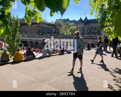 Blick von den Princes Street Gardens über den Hügel und die National Galleries bis zur Skyline von Edinburgh Castle, Edinburgh Schottland Stockfoto