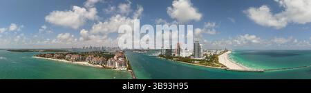 Miami Beach Drohnenblick mit Skyline. Miami von oben. Drohnenblick auf berühmte Wahrzeichen von Miami. South Pointe Beach mit Wolkenkratzern. Stockfoto