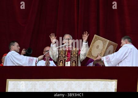 Italien. Mai 2025. Der neu gewählte Papst Leo XIV. Spricht am Donnerstag, den 8. Mai 2025, vom Balkon des Vatikans in Vatikanstadt. Nach zwei Tagen wählte das Kardinalkonklave Kardinal Robert Francis Provost, der als Papst Leo XIV. Bekannt sein wird, zum 267. Obersten Papst nach dem Tod von Papst Franziskus am Ostermontag. Provost wird der erste amerikanische Papst sein. Foto: Stefano Spaziani/UPI Credit: UPI/Alamy Live News Stockfoto