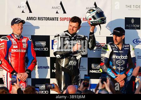 8. Mai 2025; Briggs EquipmentNorth West 200 Motorcycle Race, Portrush, Antrim, Nordirland; North West 200 Übungs- und Abendrennen; Michael Dunlop (MD Racing BMW) gewinnt das Superstock-Rennen, seinen zweiten Sieg des Abends Stockfoto