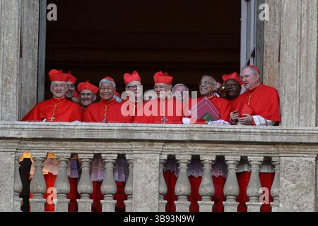 Italien. Mai 2025. Kardinäle versammeln sich, bevor der neu gewählte Papst Leo XIV. Am Donnerstag, den 8. Mai 2025, vom Balkon des Vatikans aus gesehen wird. Nach zwei Tagen wählte das Kardinalkonklave Kardinal Robert Francis Provost, der als Papst Leo XIV. Bekannt sein wird, zum 267. Obersten Papst nach dem Tod von Papst Franziskus am Ostermontag. Provost wird der erste amerikanische Papst sein. Foto: Stefano Spaziani/UPI Credit: UPI/Alamy Live News Stockfoto