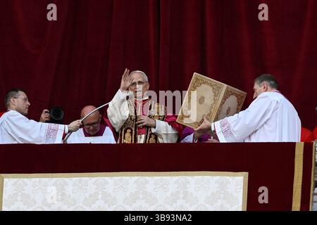 Italien. Mai 2025. Der neu gewählte Papst Leo XIV. Spricht am Donnerstag, den 8. Mai 2025, vom Balkon des Vatikans in Vatikanstadt. Nach zwei Tagen wählte das Kardinalkonklave Kardinal Robert Francis Provost, der als Papst Leo XIV. Bekannt sein wird, zum 267. Obersten Papst nach dem Tod von Papst Franziskus am Ostermontag. Provost wird der erste amerikanische Papst sein. Foto: Stefano Spaziani/UPI Credit: UPI/Alamy Live News Stockfoto