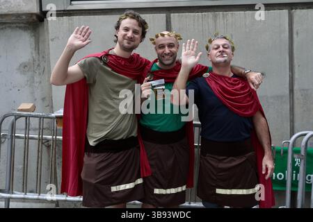 1. April 2023, HONGKONG, CHINA: In Hongkong posierte ein fröhliches italienisches Trio, das als " Caesar " gekleidet war, während des 2. Tages vor der Kamera, HONGKONG 7. April 2023.April-1.2023Hongkong.ZUMA/Liau Chung-ren (Kreditbild: © Liau Chung-ren/ZUMA Press Wire) Stockfoto