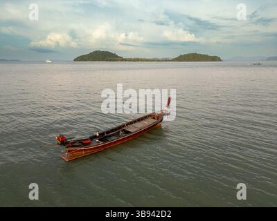 Blick aus der Vogelperspektive auf hölzerne Segelboote vor Anker an einer tropischen Inselküste, malerische Küstenszene mit Booten auf blauem Wasser in der Nähe des Strandes. Exotische Landschaft. Stockfoto
