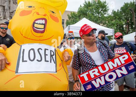 3. August 2023, Washington, District of Columbia, USA: Ein Demonstrant mit einem aufblasbaren Trumps-Kostüm, links, mit einem Schild, auf dem "Verlierer" steht, protestiert vor dem E. Barrett Prettyman United States Courthouse vor der Ankunft des ehemaligen US-Präsidenten Donald J. Trump für seine Anklage am Donnerstag. Der ehemalige Präsident Trump wird wegen seiner angeblichen Bemühungen, die Wahlergebnisse 2020 zu überfallen, wegen seiner Anklage durch eine große Jury angeklagt (Credit Image: © Rod Lamkey/CNP Via) Stockfoto