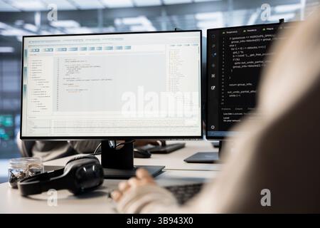 Techniker im Serverraum, der fortschrittliche Kühl- und Energieverwaltungslösungen implementiert, um den Energieverbrauch zu senken. IT-Experte, der neue Technologien und Systeme in Rechenzentren integriert Stockfoto