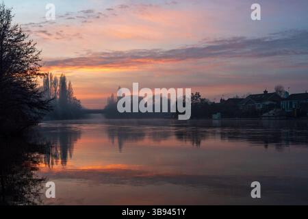 Herrlicher Sonnenuntergang auf der Themse bei Walton Bridge, Shepperton, Walton-on-Thames, Surrey, Großbritannien. Stockfoto