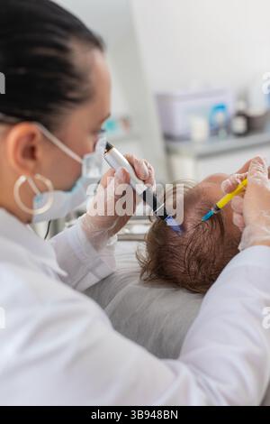 Alopezie. Der Haarausfall des Mannes verbessert die Regeneration der Wachstumsbehandlung, Dermapen-Mikroneedling, Vitamin-Exosomen-Plasmainjektionen. Trichologe Kosmetologe Arzt KopfKopfKopfhautverfahren fraktionelle Mesotherapie Stockfoto