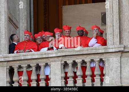 Der neu gewählte Papst Leo XIV., Robert Prevost winkt vom Fenster des Petersdoms, nachdem er am 8. Mai 2025 im Vatikan zum 267. Papst der römisch-katholischen Kirche gewählt wurde. Stockfoto