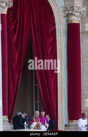 Neu gewählter Papst Leo XIV., Papa Leone 14, Robert Franziskus Prevost auf dem Balkon des Petersdoms. Vatikanstadt 08.05.2025. Foto von Rocco Pettini Stockfoto