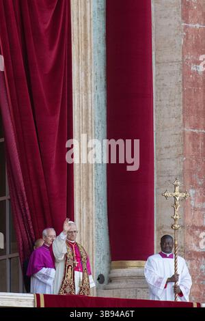 Neu gewählter Papst Leo XIV., Papa Leone 14, Robert Franziskus Prevost auf dem Balkon des Petersdoms. Vatikanstadt 08.05.2025. Foto von Rocco Pettini Stockfoto