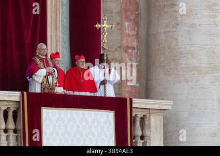 Neu gewählter Papst Leo XIV., Papa Leone 14, Robert Franziskus Prevost auf dem Balkon des Petersdoms. Vatikanstadt 08.05.2025. Foto von Rocco Pettini Stockfoto