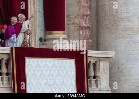 Neu gewählter Papst Leo XIV., Papa Leone 14, Robert Franziskus Prevost auf dem Balkon des Petersdoms. Vatikanstadt 08.05.2025. Foto von Rocco Pettini Stockfoto