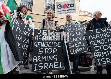 London, Großbritannien. Mai 2025. Jüdische Menschen, die Plakate tragen, schließen sich einer Koalition palästinensischer Unterstützer an, darunter von der Palästinensischen Solidaritätskampagne, der Stop the war Coalition und Friends of Al Aqsa, protestieren vor dem BBC-Hauptquartier in Portland Place gegen seine Berichterstattung über Israels Krieg gegen Gaza. Sie behaupten systematische Voreingenommenheit zugunsten der israelischen Perspektiven und der Marginalisierung palästinensischer Perspektiven. Quelle: Ron Fassbender/Alamy Live News Stockfoto