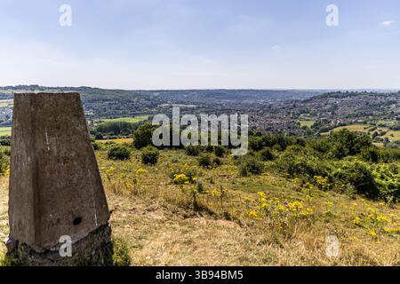 Blick vom Little Solsbury Hill zum Dorf Upper Swainswick in der Nähe von Bath. Stockfoto