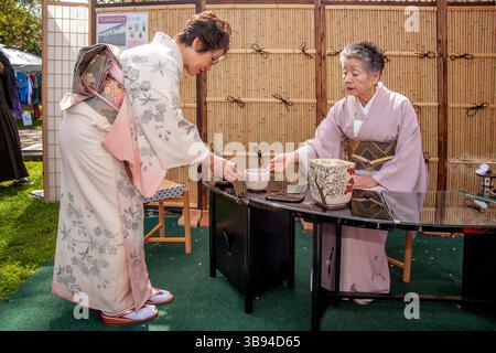 19. Juni 2017: Traditionell gekleidete japanische Frauen in Kimonos demonstrieren die Omotesenkei-Teezeremonie in Huntington Beach, CA. Diese aufwendige und raffinierte japanische Teezeremonie soll Respekt durch Anmut und Etikette demonstrieren. Beachten Sie die Wand des Bambus-Teehauses. (Kreditbild: © Spencer Grant/ZUMA Press Wire) Stockfoto