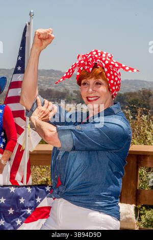 19. Juni 2017: Eine kostümierte Seniorin spielt die legendäre Figur aus dem Zweiten Weltkrieg Rosie the Riveter bei einer patriotischen Zeremonie am 4. Juli in einem Park in Newport Beach, KALIFORNIEN. (Kreditbild: © Spencer Grant/ZUMA Press Wire) Stockfoto