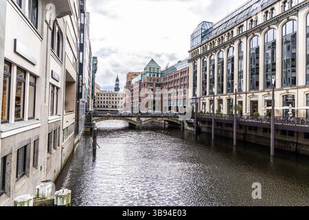 Hamburg, Deutschland - 17. Juni 2024: Blick auf die Hamburger Altstadt auf den Wasserkanal Bleichenfleet und die Fassaden der Häuser der Innenstadt. Stockfoto