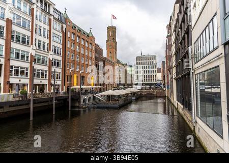 Hamburg, Deutschland - 17. Juni 2024: Blick auf die Hamburger Altstadt auf Bleichenfleet Wasserkanal und Uhrenturm und Häuser der Innenstadt. Stockfoto
