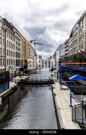 Hamburg, Deutschland - 17. Juni 2024: Blick auf die Hamburger Altstadt auf den Wasserkanal Bleichenfleet und die Fassaden der Häuser der Innenstadt. Stockfoto
