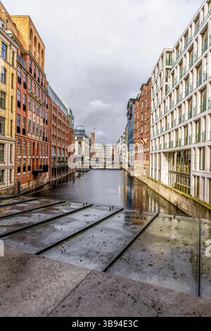 Hamburg, Deutschland - 17. Juni 2024: Blick auf die Hamburger Altstadt auf den Bleichenfleet Wasserkanal mit Brücken und Häusern der Innenstadt. Stockfoto