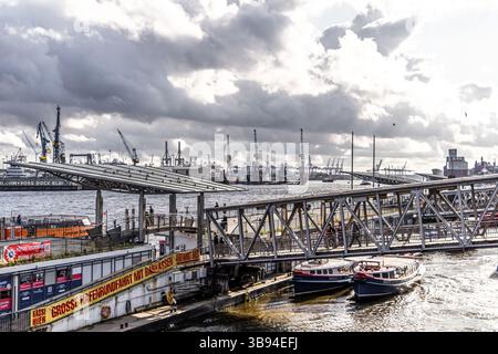 Hamburg, Deutschland - 17. Juni 2024: Panoramablick über den belebten Hafen in der Innenstadt und in der Altstadt Hamburgs, im Sommer. Stockfoto