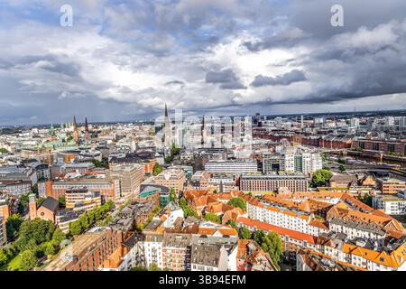 Hamburg, Deutschland - 17. Juni 2024: Blick vom Michelin-Turm in die Hamburger Altstadt. Stockfoto