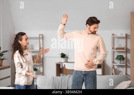 Unglückliches Paar streitet zu Hause. Scheidungskonzept Stockfoto