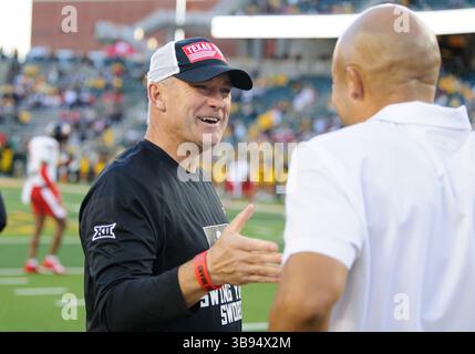 7. Oktober 2023: Baylor Bears Head Coach Dave Aranda und Texas Tech Red Raiders Head Coach Joey McGuire sprechen vor dem NCAA Football Spiel zwischen den Texas Tech Red Raiders und Baylor Bears im McLane Stadium in Waco, Texas. Matthew Lynch/CSM (Foto: © Matthew Lynch/CSM via ZUMA Press Wire) Stockfoto