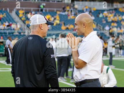7. Oktober 2023: Baylor Bears Head Coach Dave Aranda und Texas Tech Red Raiders Head Coach Joey McGuire sprechen vor dem NCAA Football Spiel zwischen den Texas Tech Red Raiders und Baylor Bears im McLane Stadium in Waco, Texas. Matthew Lynch/CSM (Foto: © Matthew Lynch/CSM via ZUMA Press Wire) Stockfoto
