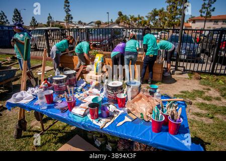 19. Juni 2017: Multirassische Freiwillige arbeiten gemeinsam in einem Outdoor-Pflanzkästchen und bauen einen neuen Spielplatz in Fountain Valley, CA. Notiztisch voller Farben und Pinsel. (Kreditbild: © Spencer Grant/ZUMA Press Wire) Stockfoto