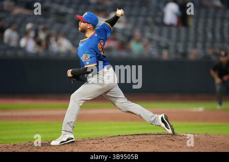 5. August 2023: El Paso Pitcher Eric Handhold (22) wirft während des Spiels mit El Paso Chihuahuas und Salt Lake Bees einen Platz im Smiths Field in Salt Lake UT. David Seelig/Cal Sport Medi (Bild: © David Seelig / Cal Sport Media/CSM via ZUMA Press Wire) Stockfoto