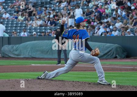 5. August 2023: Der El Paso Pitcher Aaron Leasher (28) wirft während des Spiels mit El Paso Chihuahuas und Salt Lake Bees einen Platz im Smiths Field in Salt Lake UT. David Seelig/Cal Sport Medi (Bild: © David Seelig / Cal Sport Media/CSM via ZUMA Press Wire) Stockfoto