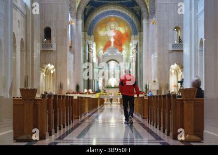 Washington, Usa. Mai 2025. Das Innere der Basilika des Nationalschreins der Unbefleckten Empfängnis in Washington DC ist am Donnerstag, den 8. Mai 2025, zu sehen. Kardinal Robert Provost von Chicago war zum ersten amerikanischen Papst gewählt worden, der Nachfolger des verstorbenen Papstes Franziskus war. (Foto: Aaron Schwartz/SIPA USA) Credit: SIPA USA/Alamy Live News Stockfoto