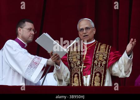 Vatikan. Mai 2025. Kardinal Robert Prevost, neu gewählt zum Papst Leo XIV., auf dem Balkon des Petersdoms. Stockfoto