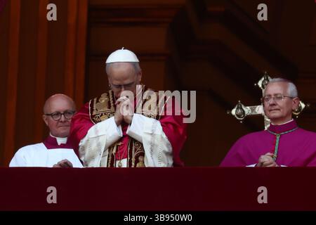 Vatikan. Mai 2025. Kardinal Robert Prevost, neu gewählt zum Papst Leo XIV., auf dem Balkon des Petersdoms. Stockfoto