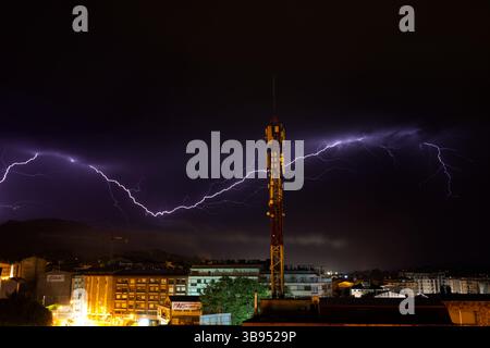 Dramatische Blitze, die bei einem starken Gewitter in der Nacht erfasst wurden und den Himmel mit intensiver Energie erleuchten. Stockfoto