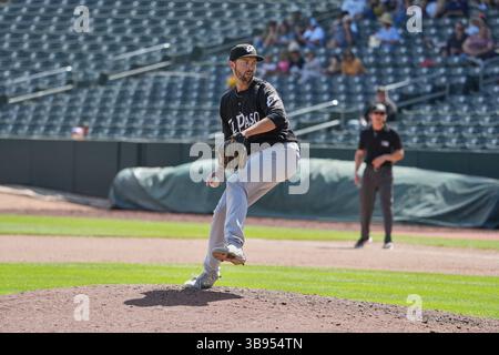 6. August 2023: Der El Paso Pitcher Sean Poppen (17) wirft während des Spiels mit El Paso Chihuahuas und Salt Lake Bees einen Platz im Smiths Field in Salt Lake UT. David Seelig/Cal Sport Medi (Bild: © David Seelig / Cal Sport Media/CSM via ZUMA Press Wire) Stockfoto