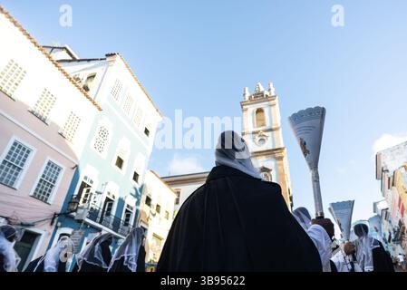 Salvador, Bahia, Brasilien - 18. April 2025: Mitglieder der Bruderschaft der Schwarzen werden während einer Karfreitagsprozession in der Stadt S in Silhouette gesehen Stockfoto