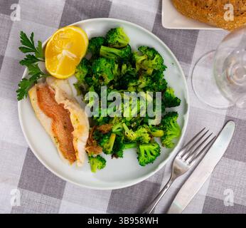 Appetitlich geröstetes Steinfischfilet mit gebratenem Brokkoli Stockfoto