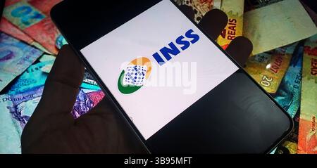 Bundesrichter Waldemar Claudio de Carvalho gab der Regierung Lula und dem Nationalen Institut für soziale Sicherheit (INSS) 48 Stunden, um sich über Unregelmäßigkeiten bei Abzügen von der Gehaltsabrechnung der Rentner zu äußern. In dem Urteil ermittelte der Richter die 48 Stunden auf der Grundlage der „Dringlichkeit der vorliegenden Frage“. Er ordnete auch an, die Bundesanwaltschaft zur Stellungnahme vorzuladen. Quelle: Cris Faga/Alamy Live News Stockfoto