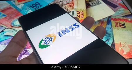 Bundesrichter Waldemar Claudio de Carvalho gab der Regierung Lula und dem Nationalen Institut für soziale Sicherheit (INSS) 48 Stunden, um sich über Unregelmäßigkeiten bei Abzügen von der Gehaltsabrechnung der Rentner zu äußern. In dem Urteil ermittelte der Richter die 48 Stunden auf der Grundlage der „Dringlichkeit der vorliegenden Frage“. Er ordnete auch an, die Bundesanwaltschaft zur Stellungnahme vorzuladen. Quelle: Cris Faga/Alamy Live News Stockfoto